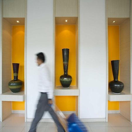 Zuri Express Hotel Pakanbaru Exteriör bild