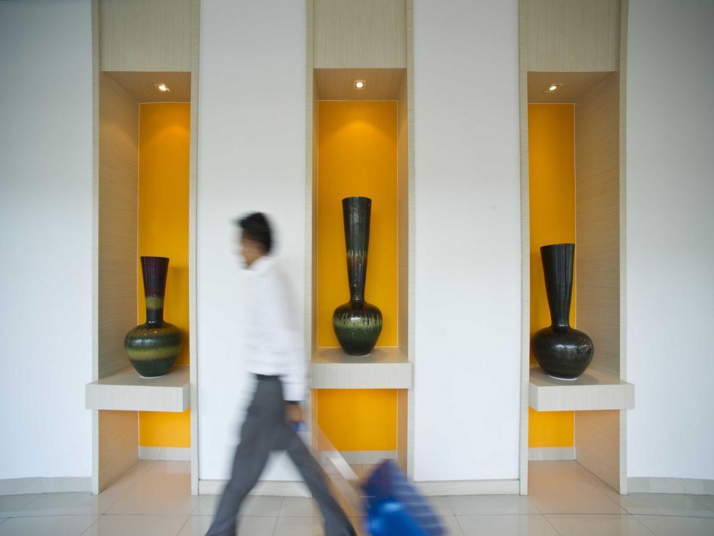 Zuri Express Hotel Pakanbaru Exteriör bild