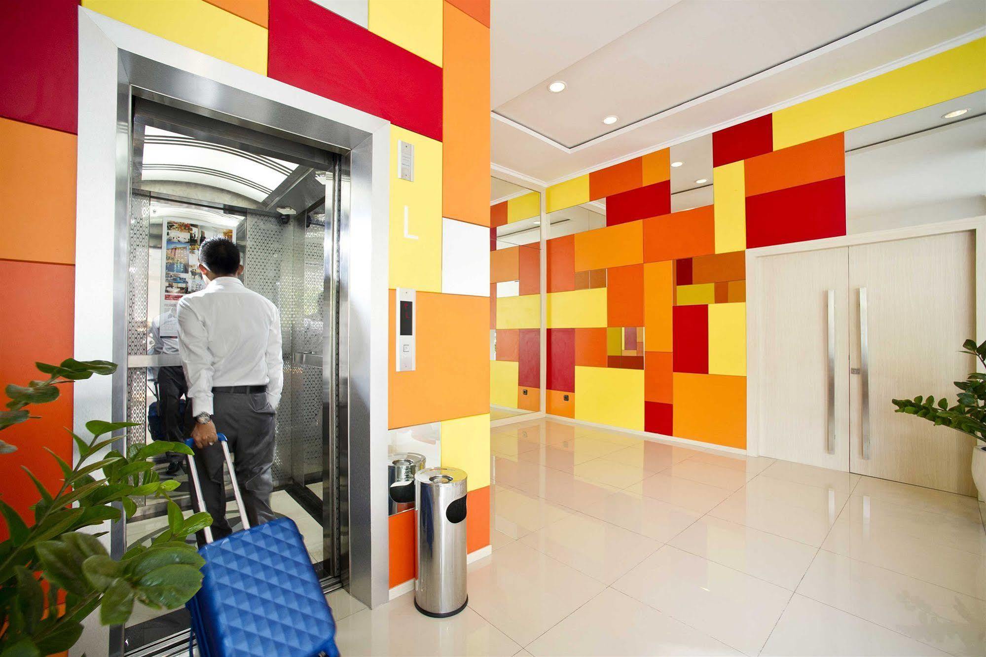 Zuri Express Hotel Pakanbaru Exteriör bild