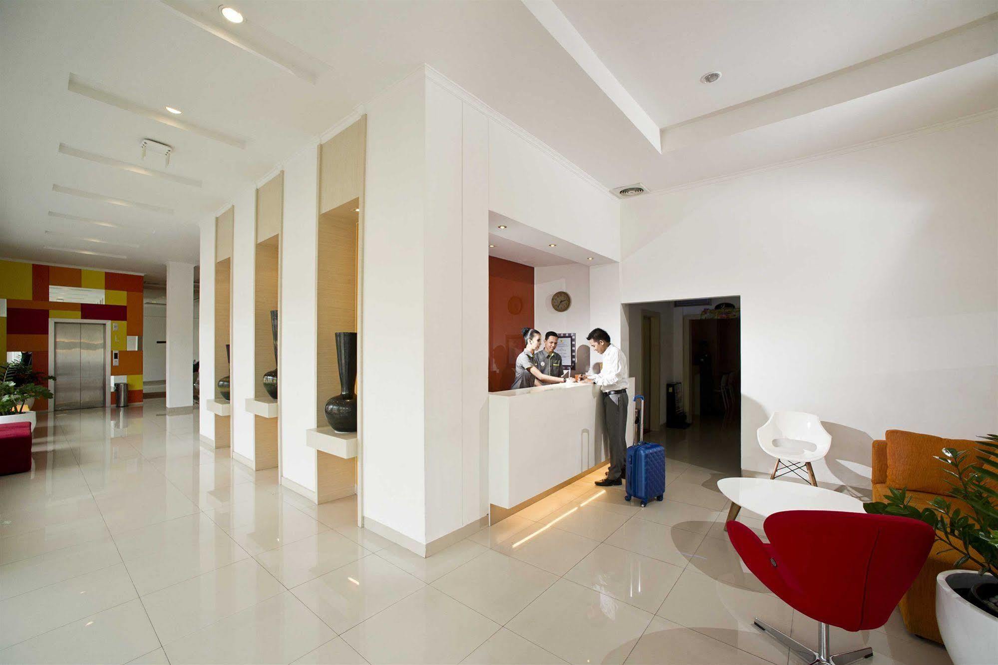 Zuri Express Hotel Pakanbaru Exteriör bild